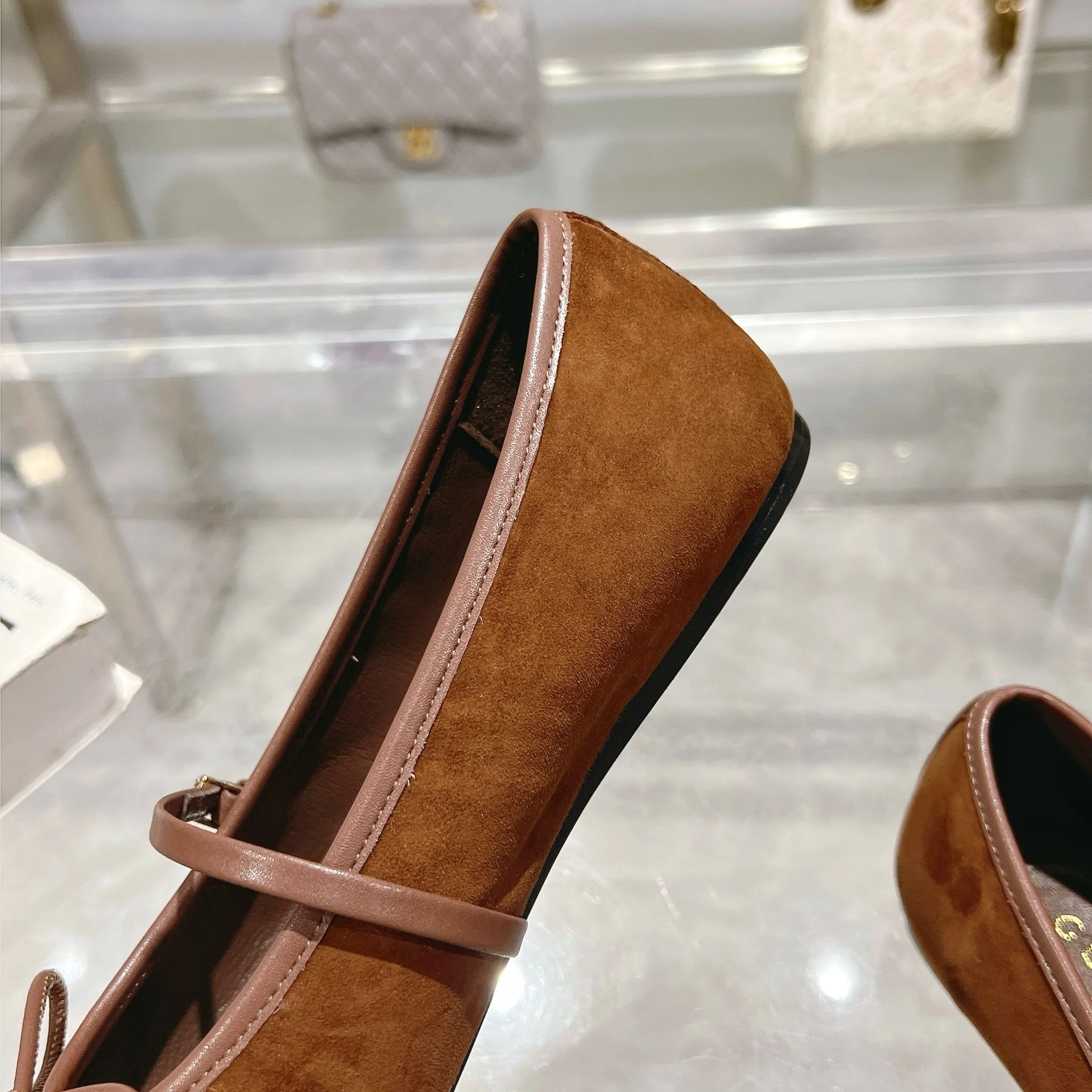 👟👟Ex-factory price 560👟👟 Gucci Horsebit series women's ballet flats. This iconic horsebit ballet flats features a square toe design and elegant bow details, paying tribute to the traditional ballet shoe style. This piece is crafted from Gucci ankh leather and embellished with a light gold-tone horsebit buckle. A 'sacchetto' construction with a soft, padded insole provides a great fit. ✅Size: 35-42 (customized for 40-42) ✅Sole material: Imported Italian genuine leather sole ✅Packaging: Brand new red box packaging